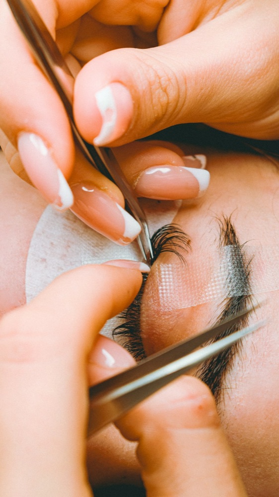 Aplicación de extensiones de pestañas con pinzas
