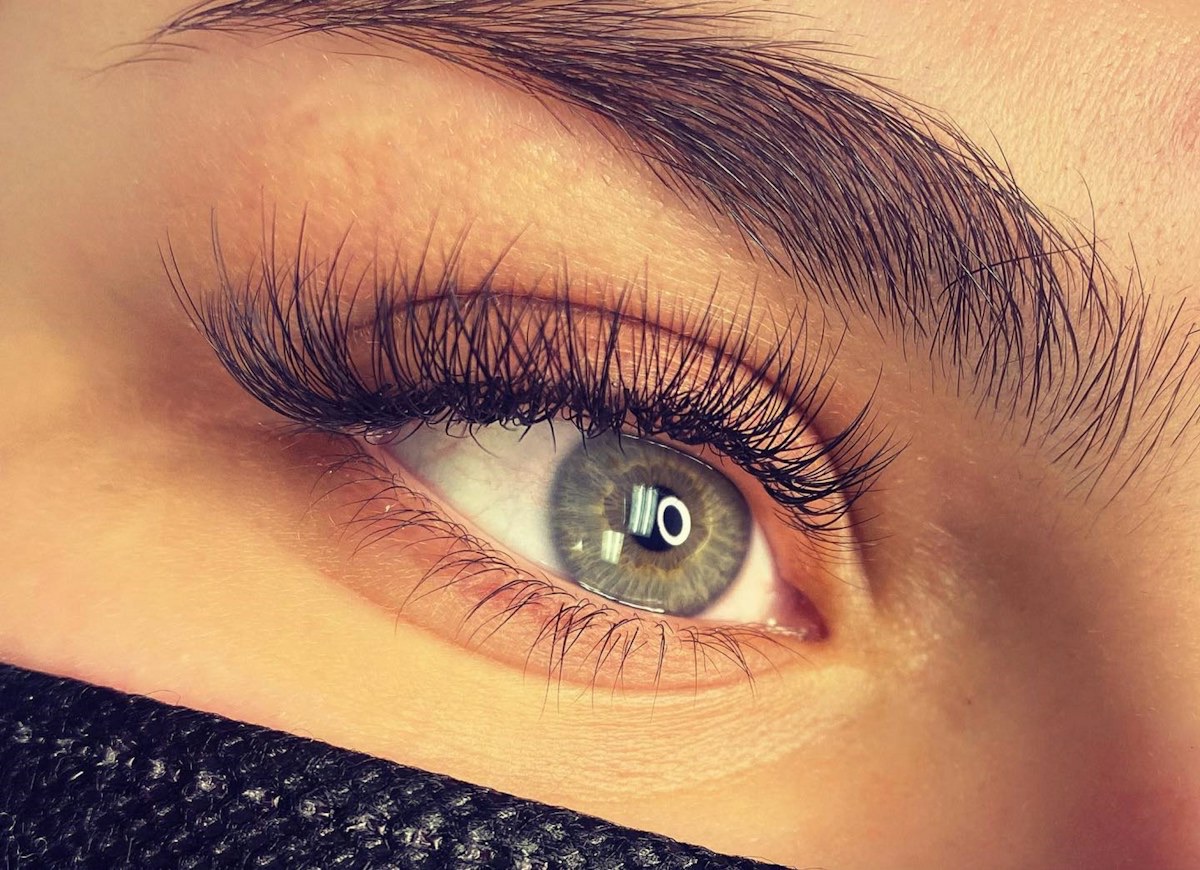 Ojo con extensiones de pestañas de aspecto natural